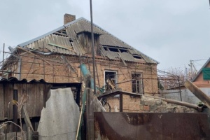 Guerre en Ukraine : Une vingtaine de logements endommagés dans des bombardements russes sur Nikopol 
