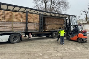 Міжнародні благодійники передають Нікополю чотири фури деревини для відбудови