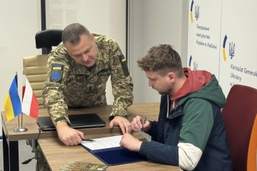 First volunteers from Ukrainian Legion sign contracts with Ukraine’s Armed Forces