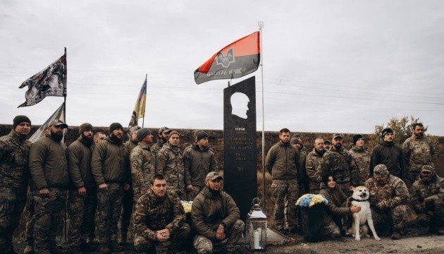 На Донеччині відкрили пам'ятну стелу на честь Дмитра «Да Вінчі» Коцюбайла