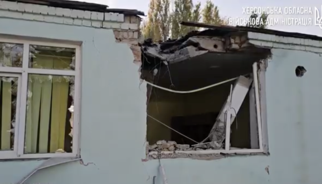 Casas y escuelas dañadas mientras los rusos bombardean una aldea en la región de Kherson