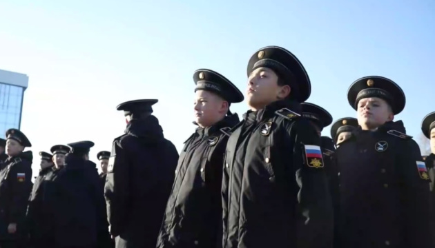 Children’s indoctrination: Russia forces 200 Mariupol students to pledge allegiance to Russia