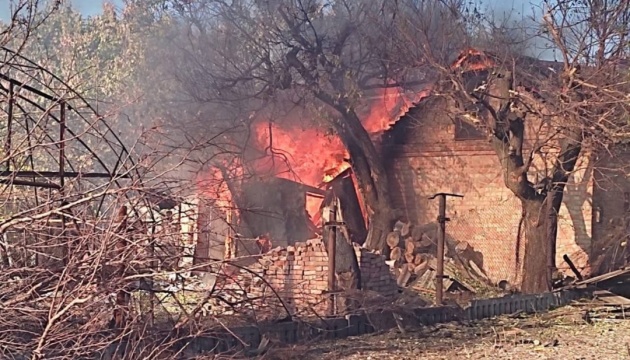 Russian army attacks Nikopol district, destruction recorded