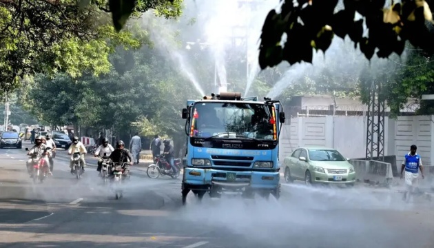 У пакистанському Лахорі через забруднення повітря на тиждень закрили початкові школи