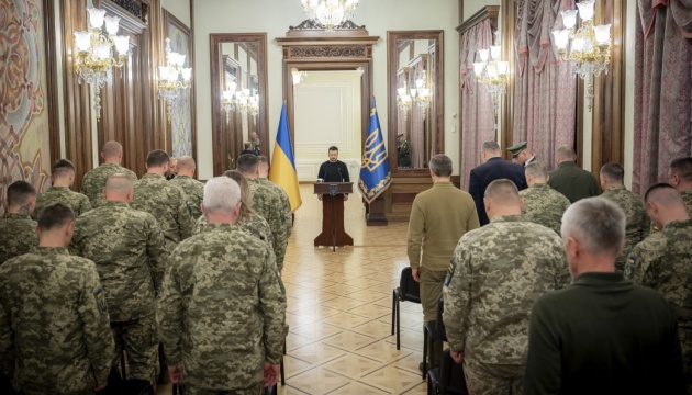 Zelensky presents awards to soldiers of engineering troops