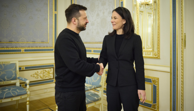 Zelensky habla con Baerbock de cómo presionar a Rusia para acelerar la llegada de la paz