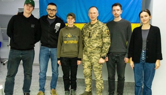 CinC Syrskyi meets with volunteers Sternenko, Lachenkov