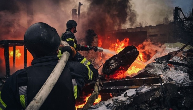 Ранковий обстріл на Київщині: сталася пожежа, поранена людина