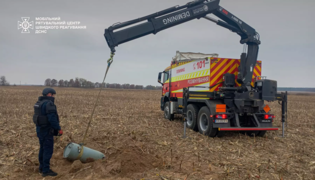 У полі на Київщині знайшли бойову частину ракети Х-101