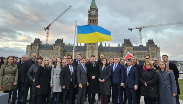 1000 днів повномасштабної війни: на парламентському пагорбі у Оттаві підняли прапор України