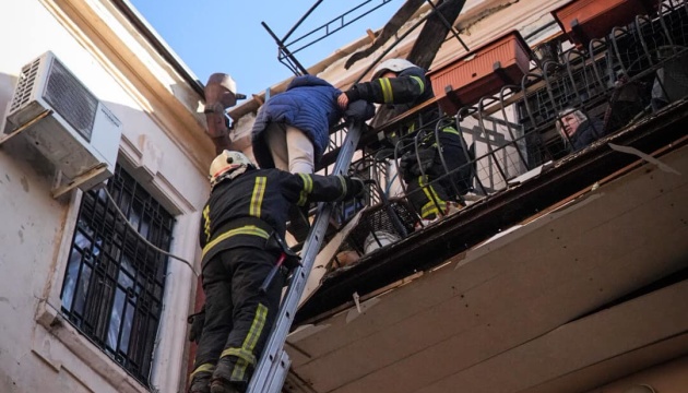 В Одесі обвалилася частина пошкодженого обстрілами будинку, є постраждалий