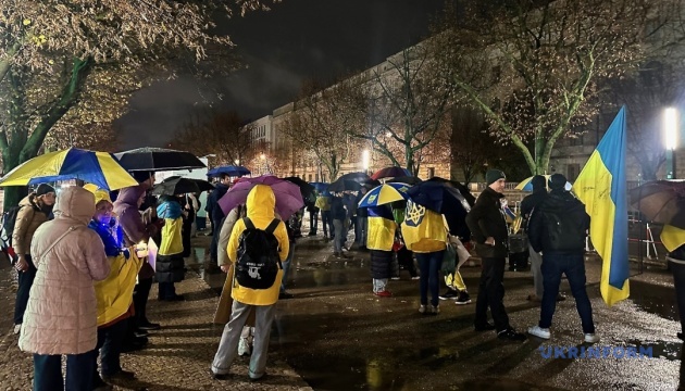 У Берліні в 1000-й день повномасштабної війни протестували перед посольством РФ