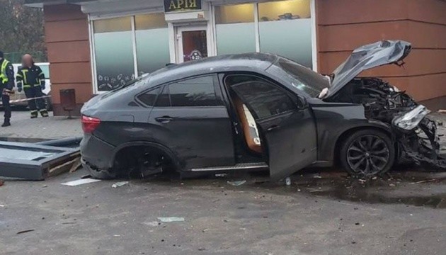 Суд узяв під варту водія, який збив на смерть трьох жінок на зупинці в Хмельницькому