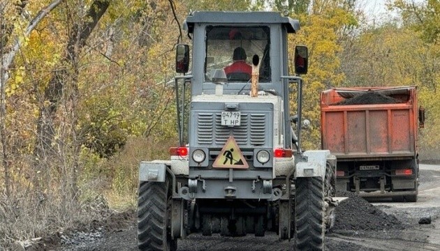 Біля Маріуполя загарбники ремонтують дорогу до Криму