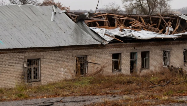 У центрі реабілітації в Дніпрі після атаки РФ потрощені вікна, покрівля та котельня