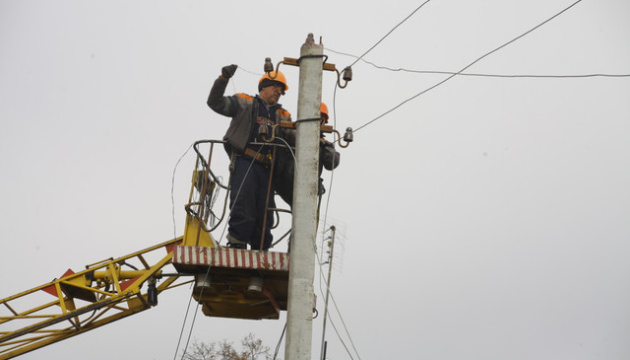 У Кам'янці на Харківщині відбудували мережу і повернули електрику, якої не було пів року