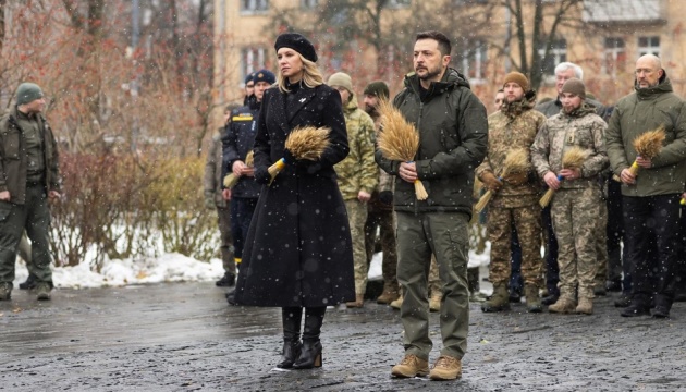 Президент і перша леді вшанували пам’ять жертв Голодоморів в Україні