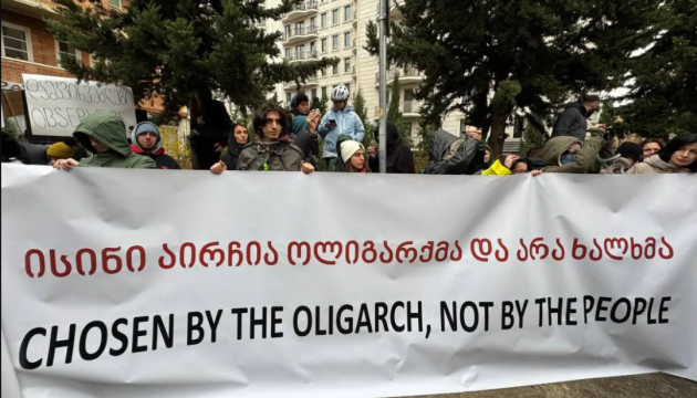 У Грузії - акція проти першого засідання парламенту, багато поліції та водометів