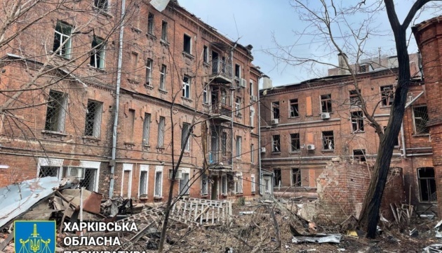 Guerre en Ukraine : Vingt-trois blessés et plus de quarante immeubles endommagés par l’attaque aérienne russe sur le centre de Kharkiv