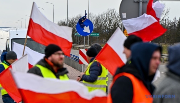 Polish farmers threaten to block entire border with Ukraine