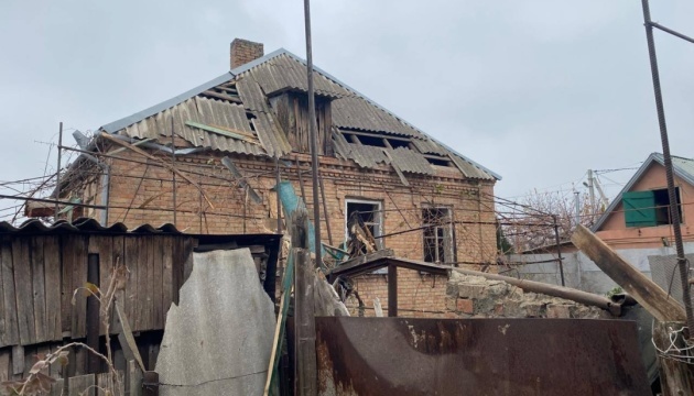 Guerre en Ukraine : Une vingtaine de logements endommagés dans des bombardements russes sur Nikopol 
