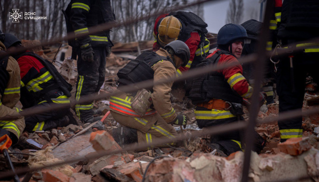 Guerre en Ukraine : Deux morts et plusieurs destructions de l’infrastructure civiles après une frappe aérienne russe sur Soumy 