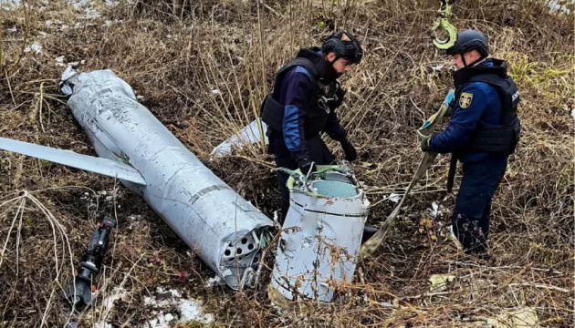 Сапери вилучили уламки російської ракети Х-55, які впали в одному з районів Києва