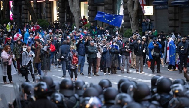 У Тбілісі спеназівці розігнали протестувальників за допомогою водометів та сльозогінного газу