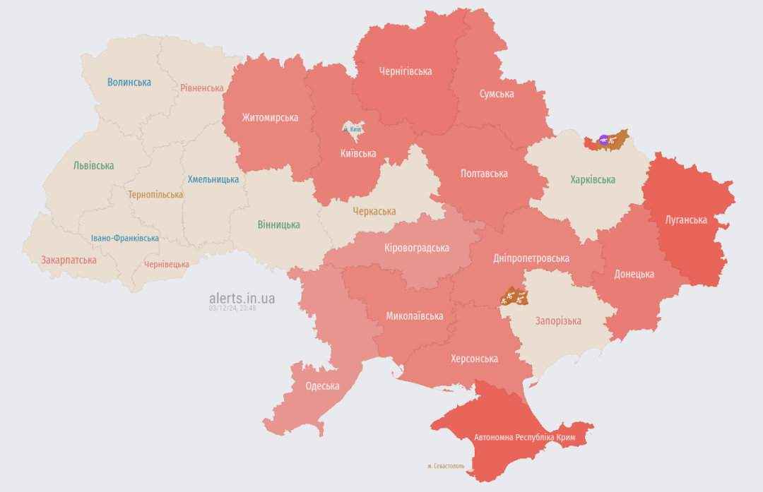 Актуальна карта повітряних тривог станом на 23.47 (джерело - https://alerts.in.ua/)