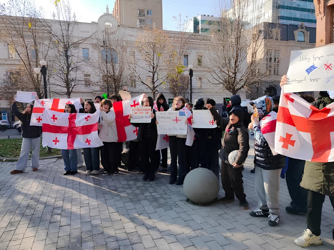 ​Школярі біля своєї школи протестують проти заборони брати участь у протестах . Тбілісі