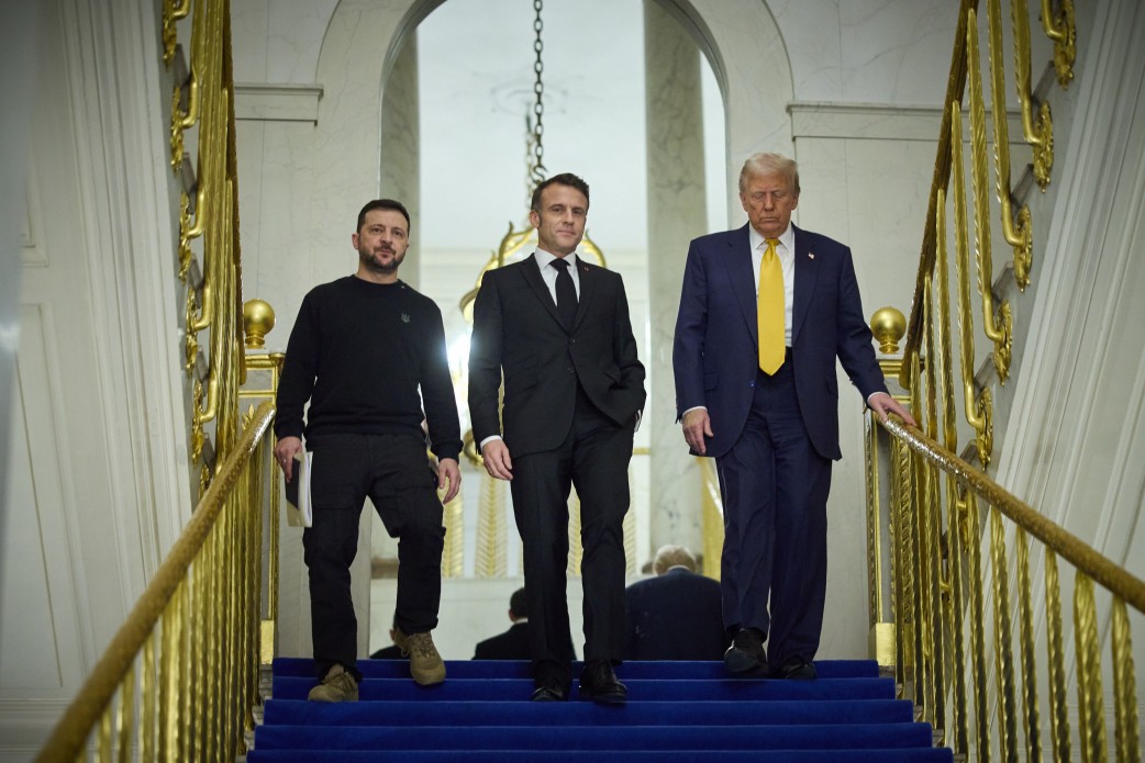 Wolodymyr Selenskyj, Emmanuel Macron und Donald Trump bei einem Treffen in Paris