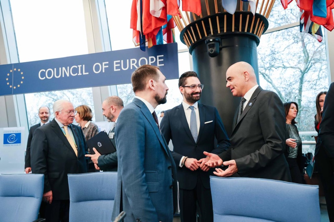 Bei einem Treffen mit dem Generalsekretär des Europarats Alain Berse (ganz rechts) und dem luxemburgischen Kulturminister Eric Thill