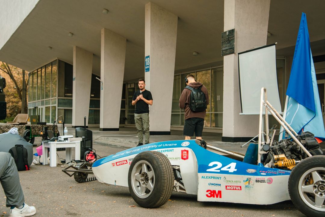 Артем Ющук на зустрічі зі студентами. Фото зі сторінки FORMULA Student KPI на Facebook