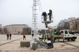 У Києві почали встановлювати головну ялинку