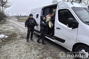 На Сумщині «Білі янголи» вивезли матір з місячним немовлям із Ворожби