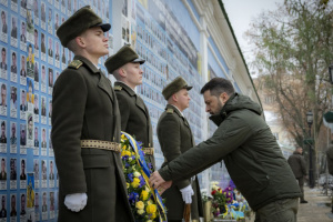 Зеленський поклав квіти до Стіни пам'яті полеглих за Україну