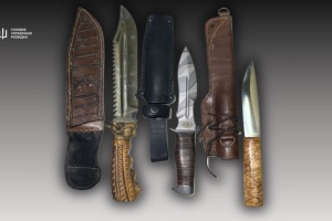 Ukrainian intelligence chief hands captured Russian combat knives to war museum