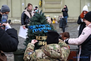 Christmas tree set up in center of Odesa to support prisoners of war