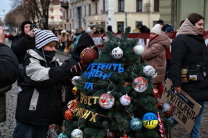 В центрі Одеси встановили ялинку на підтримку військовополонених