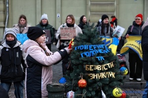 Christmas tree set up in center of Odesa to support prisoners of war