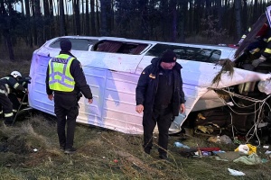 У ДТП за участю мікроавтобуса та вантажівки на Житомирщині постраждали шестеро людей