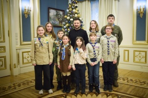 Пластуни передали Вифлеємський вогонь миру Зеленському