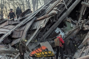 У Кривому Розі внаслідок ракетного удару РФ загинув чоловік, під завалами ще можуть бути люди