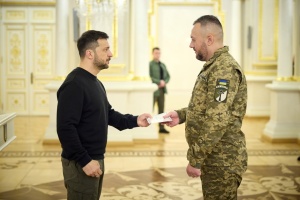 Zelensky presents certificates for apartments to Heroes of Ukraine and relatives of fallen