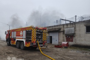 На Кіровоградщині внаслідок падіння уламків зайнявся склад - пожежу локалізували