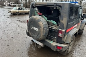 На Донеччині рятувальники потрапили під ворожий обстріл, пошкоджене авто