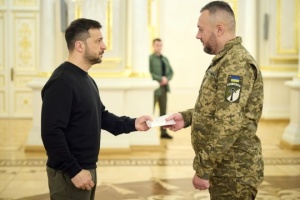 Zelensky presents certificates for apartments to Heroes of Ukraine and relatives of fallen