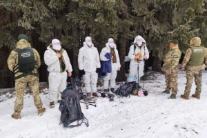 На кордоні з Румунією затримали групу ухилянтів у маскувальних костюмах