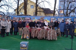 У Рахові на Різдво співали колядки загиблим воїнам на міській Алеї слави