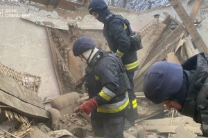 На Сумщині з-під завалів зруйнованого обстрілом будинку дістали тіло загиблого